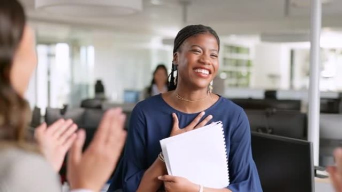黑人女性在办公室取得成功，员工的掌声和支持，演讲获胜或祝贺晋升。商界女性，成就和感谢您与公司的尊重和