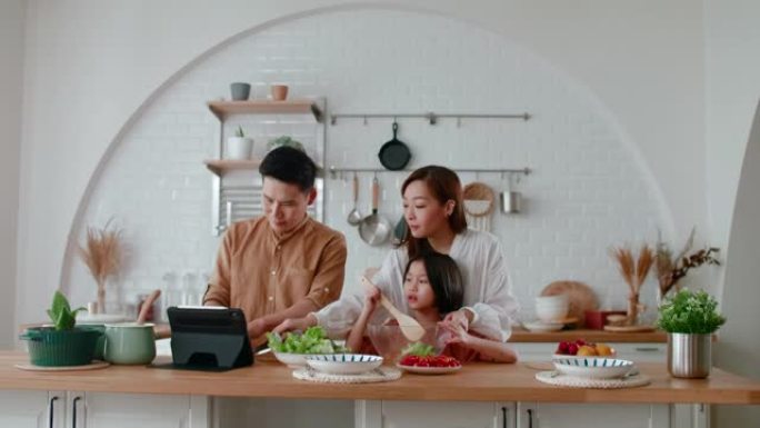 母女俩准备沙拉三口之家厨房亲子互动