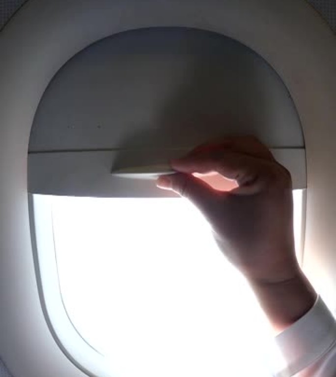打开飞机窗开窗动作特写飞机窗户窗外美景