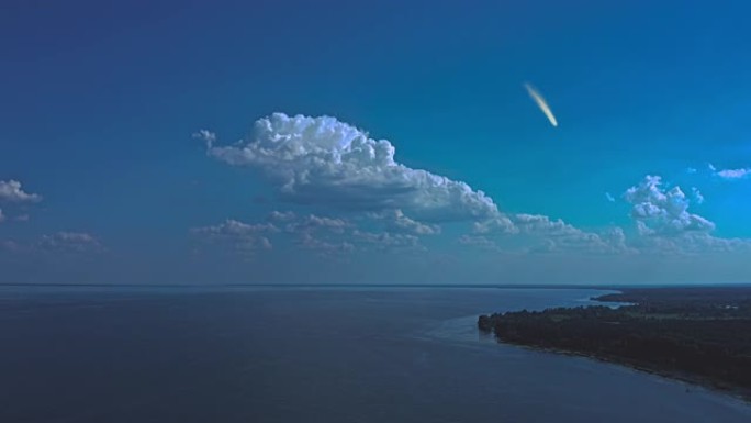美丽的夜空，地平线上落下的彗星。超失效