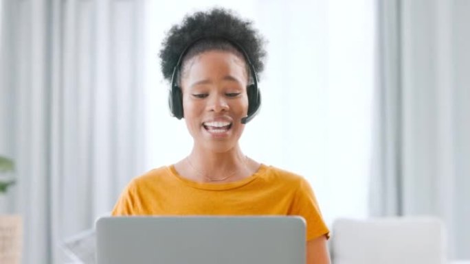 女性呼叫中心服务代理在与客户交谈时远程工作。在家带耳机的快乐在线支持人员。笑的员工在她的电脑上提供数