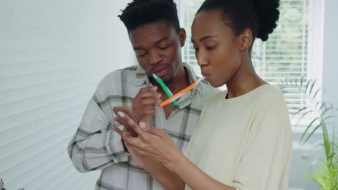 黑人夫妇，在浴室，社交媒体或互联网冲浪中打电话和刷牙。5g移动应用程序上的牙齿卫生，口腔健康和男女，