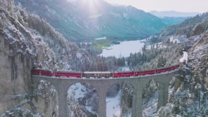 兰德瓦瑟高架桥与冰川和贝尔尼纳快车在瑞士下雪的冬天。