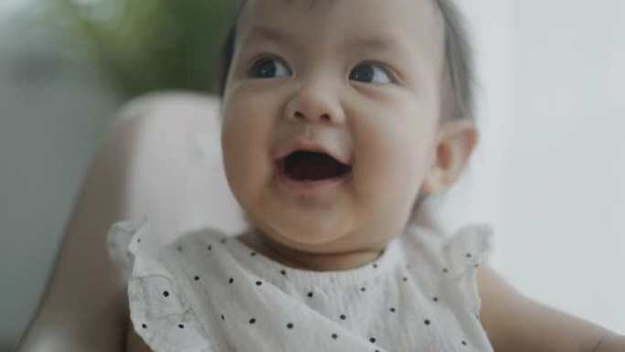 肖像女婴微笑。健康宝宝照料婴儿婴儿护理