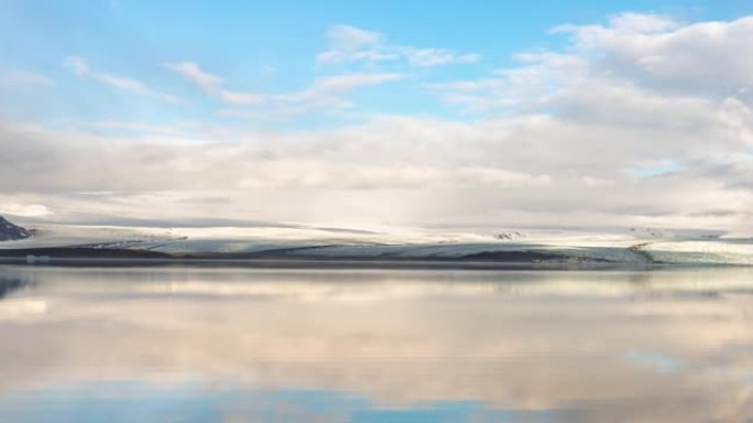 Jokulsarlon泻湖中的云景和冰山的延时拍摄