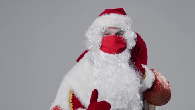 戴着防护面罩的圣诞老人