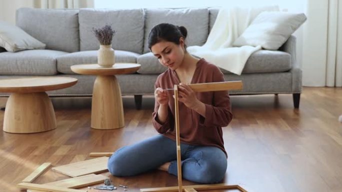 印度妇女用螺丝连接木制家具的零件