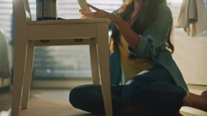 SLO MO年轻女子在装修椅子休息时使用智能手机