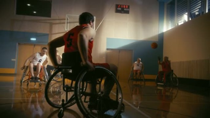 轮椅篮球比赛场地: 截瘫的职业球员比赛，传球，投篮。残疾人的决心、灵感和技能。慢动作
