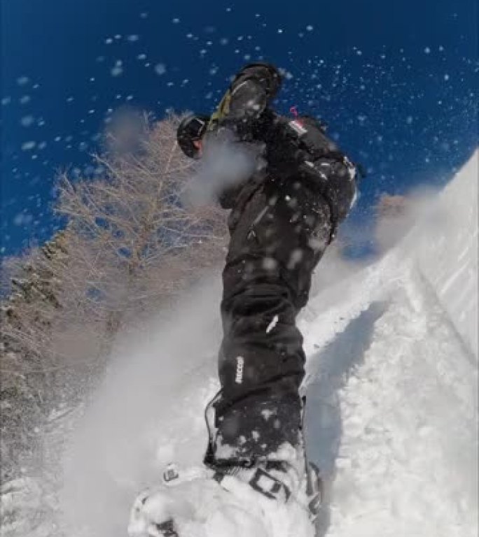 自由式滑雪板在斜坡上雕刻的垂直自拍照