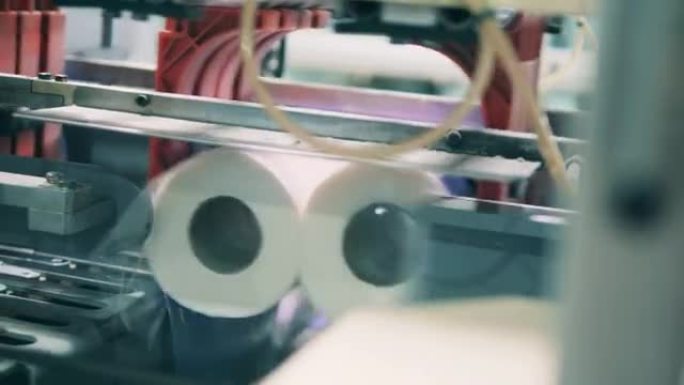 造纸厂的卫生纸包装机
