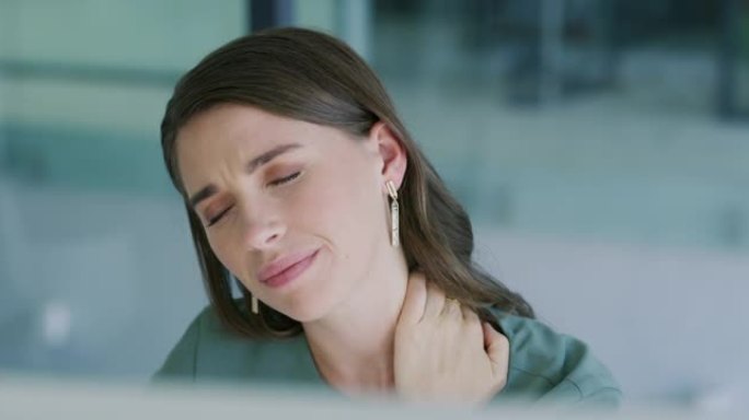4k视频片段，一名年轻的女商人在现代办公室中使用计算机时遭受颈部疼痛