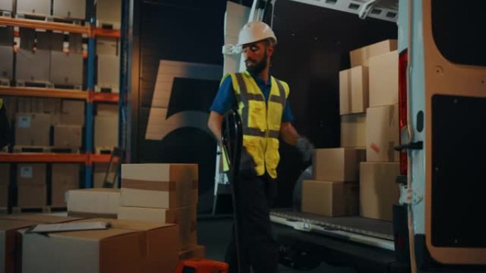 物流配送仓库之外: 女经理使用平板电脑，与用箱子装载送货卡车的工人交谈。在线订单、采购、电子商务商品