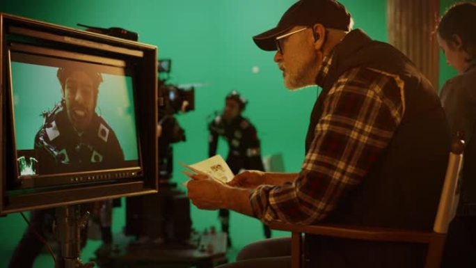 导演在拍摄大片时会看显示并与故事板进行比较。绿屏场景，演员穿着运动字幕服。制片厂的专业工作人员正在制
