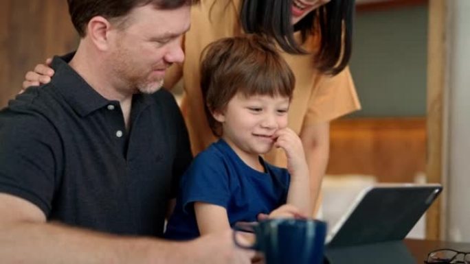 父母教他们的孩子使用平板电脑。