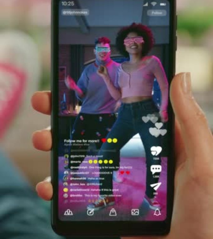 垂直POV第一人称手持智能手机使用社交媒体应用程序，观看现场视频时尚的人跳舞。模拟社交媒体视频共享移