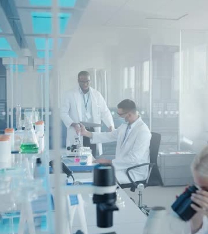 垂直视频: 现代医学研究实验室: 科学家戴着口罩与移液器一起工作，分析微生物样品。先进的药物科学实验
