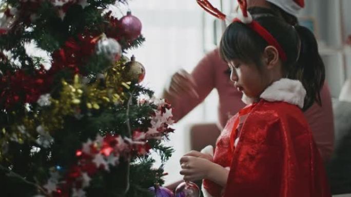 孩子们装饰圣诞树快乐装典氛围妆扮