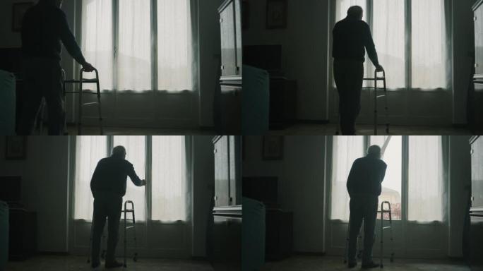 一位老人的电影镜头正踩着高跷走向窗户，打开窗帘向外面看。生活概念、医疗保健、退休、残疾、寄宿房