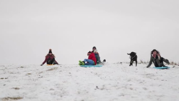 家庭一起雪橇滑冰雪运动冬天体育下雪冰天雪