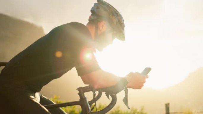 山地自行车，手机和自行车人在自然界与5g网络，移动应用程序或社交媒体更新在阳光镜头耀斑。在智能手机上