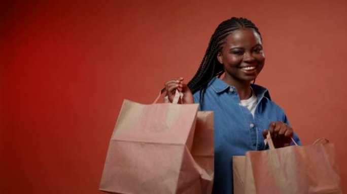 一位年轻的黑皮肤博客作者展示了她的手工艺品回收购物袋