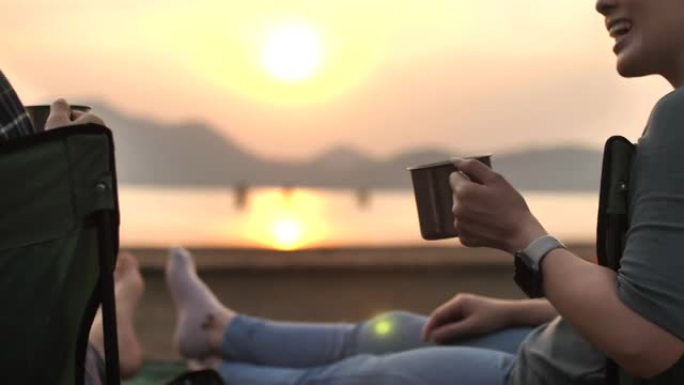 在日落的背景下碰杯咖啡