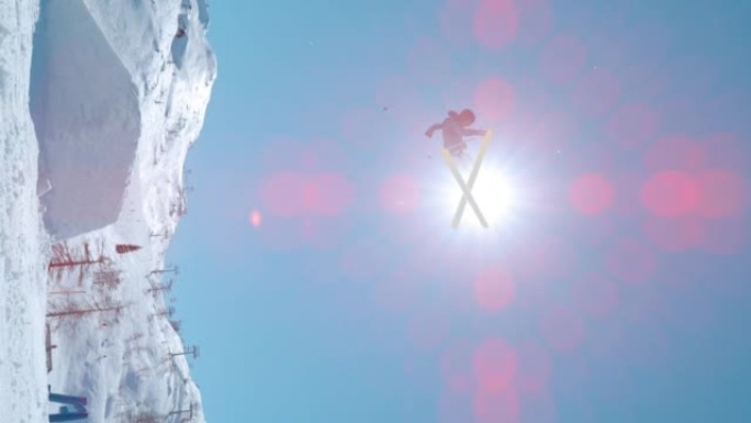 慢动作年轻男子自由式滑雪者在雪雪公园跳高大飞球