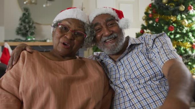快乐的非洲裔美国高级夫妇在圣诞节时进行视频通话的动画