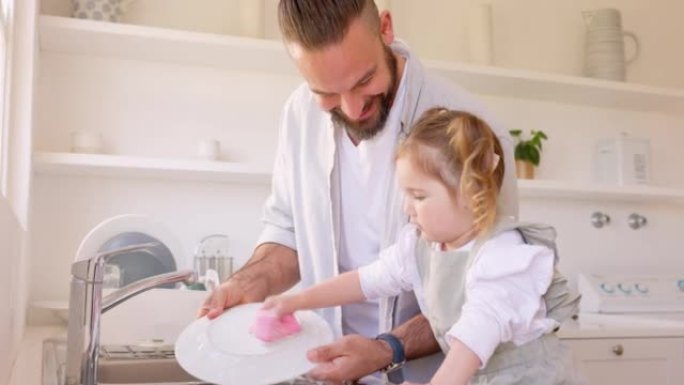 父亲、女孩或洗碗在家里的厨房水槽卫生学习、家务教育或健康维护。微笑，快乐的男人或在家庭中与清洁海绵，
