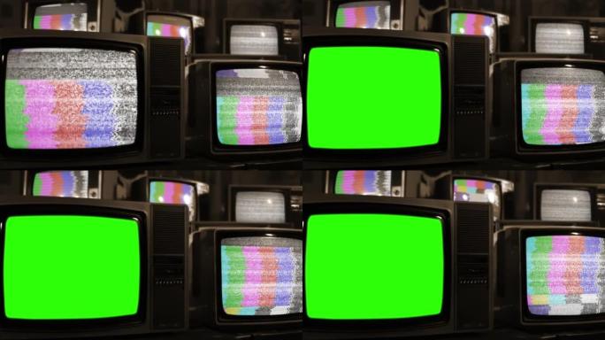 复古电视在许多具有静态噪声和测试图案信号的老式电视中打开色度键绿色屏幕。特写。棕褐色色调。