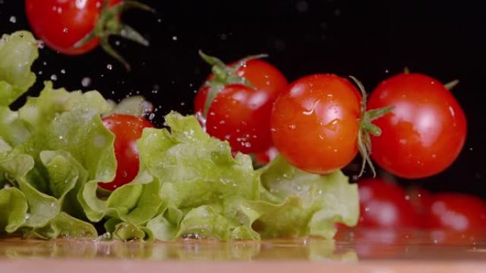 宏观: 湿番茄在台面上掉落和滚动的电影拍摄。