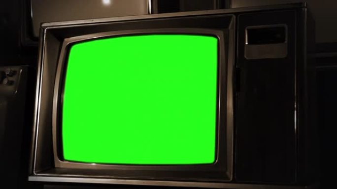 老棕褐色电视打开绿色屏幕。4k分辨率。