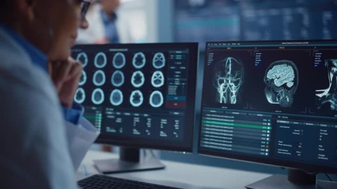 医学医院研究实验室: 黑人女性神经科学家使用计算机进行脑部扫描MRI图像，为患病患者找到最佳治疗方法