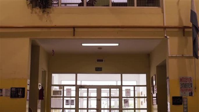 布宜诺斯艾利斯一所公立学校的空走廊。