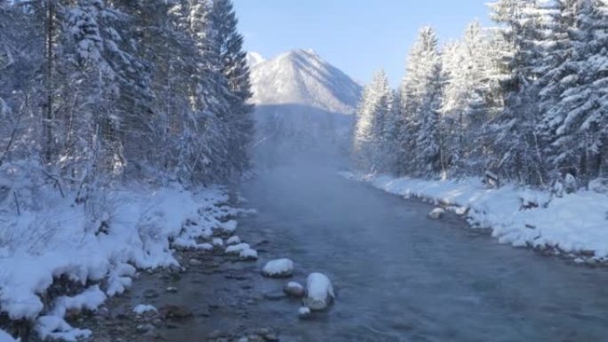 空中: 朦胧的萨瓦河在寒冷的冬天早晨流过雪谷