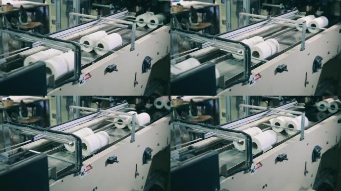 现代造纸厂的卫生纸制造机