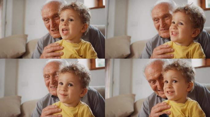 特写镜头捕捉了孩子和他祖父之间真实的令人振奋的时刻: 一名高级男子在客厅观看教育电视节目时与孙子交谈