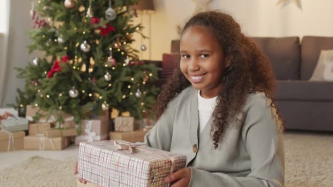 快乐的非洲裔美国女孩和圣诞礼物