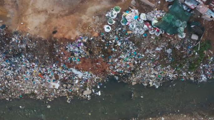 水污染。非洲贫民窟附近的河流和水路中可怕的塑料污染的空中平移视图