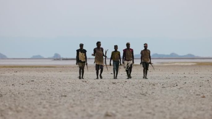 哈扎 (Hadza) 狩猎采集者部落成员在坦桑尼亚贫瘠的土地上狩猎