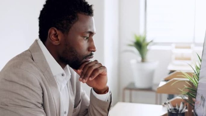 与一个商业黑人在办公室里工作的人一起写作，计算机和思考，以促进成长或发展。与从事公司使命或愿景的男性
