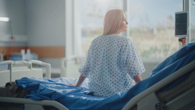 医院病房: 美丽的高加索女性患者坐在床上，手术成功后完全康复，新型冠状病毒肺炎，疾病她环顾四周，窗外