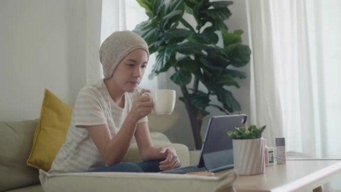 家庭保健癌症视频电话与医生在数字平板电脑。