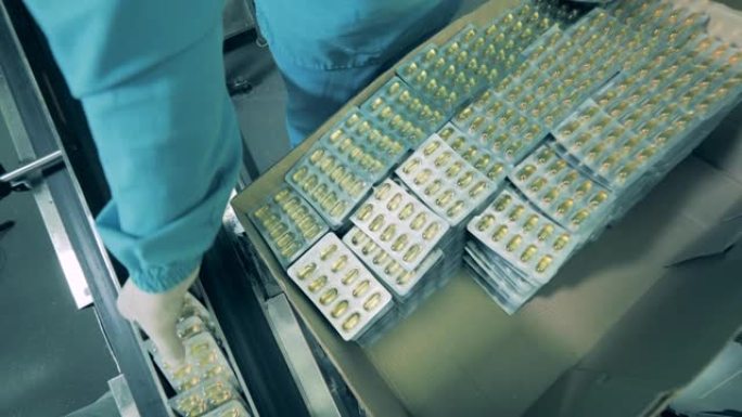 水泡里的药丸被装进盒子里。在药品生产工厂生产药品。