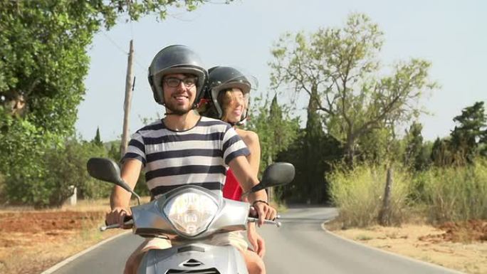 情侣在公路上骑摩托车的慢动作镜头