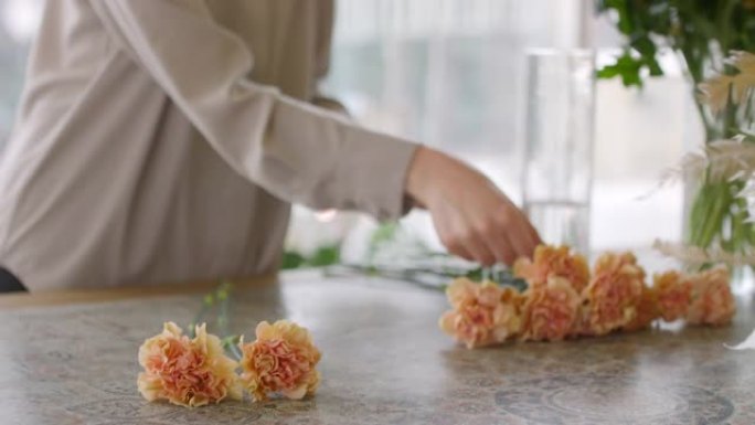 女性花店将康乃馨排列成花束的顺序