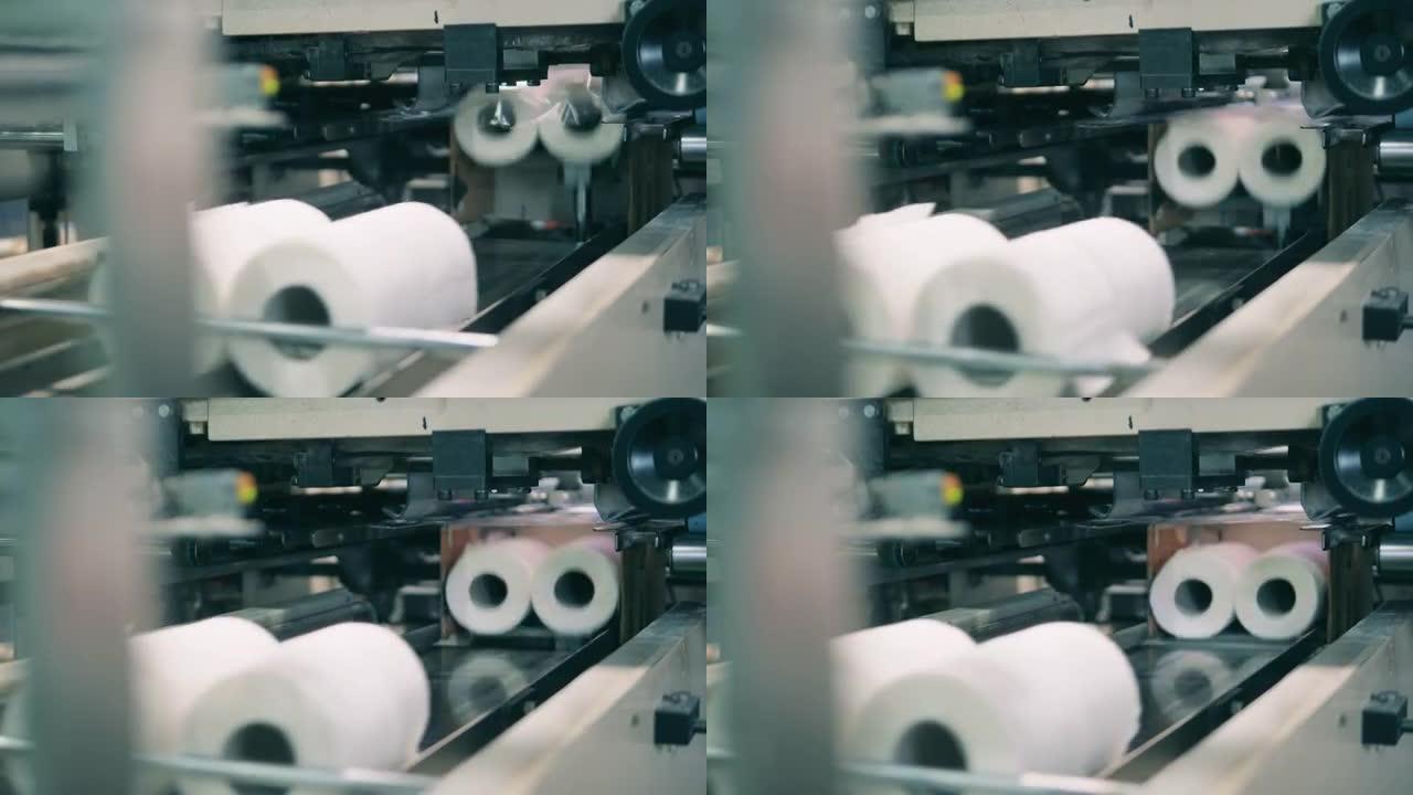 现代造纸厂的卫生纸包装机