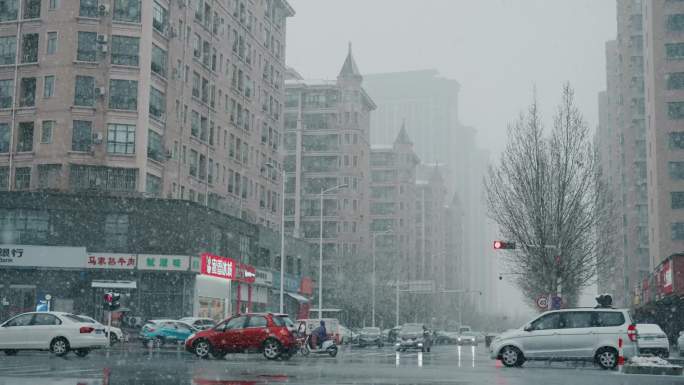 实拍升格城市下雪雪景雪中城市路人