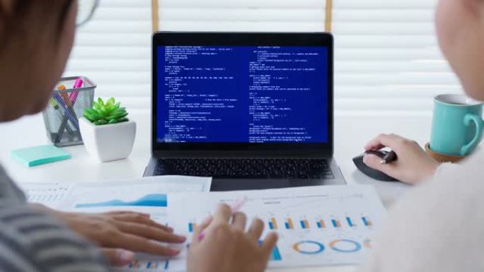 亚洲女性数据科学家工作团队计算机科学代码程序员。